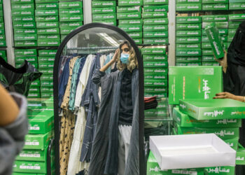 Las mujeres en Arabia Saudita ven avances culturales. Pero el progreso ha sido irregular