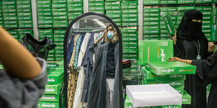 Las mujeres en Arabia Saudita ven avances culturales. Pero el progreso ha sido irregular