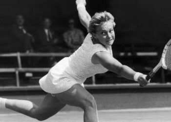 Darlene Hard, Strong-Willed Tennis Star Before Pro Era, Dies at 85