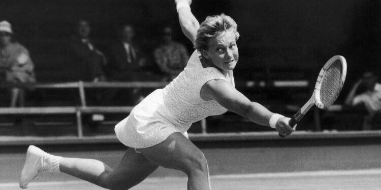 Darlene Hard, Strong-Willed Tennis Star Before Pro Era, Dies at 85