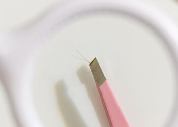 ¿Por qué a las mujeres mayores les salen pelos en la barbilla?