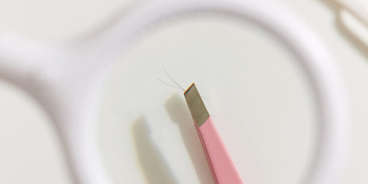 ¿Por qué a las mujeres mayores les salen pelos en la barbilla?