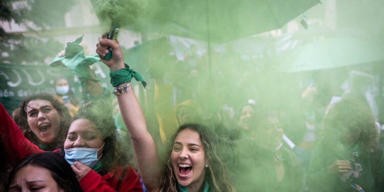 Colombia despenaliza el aborto y se une a la marea verde
