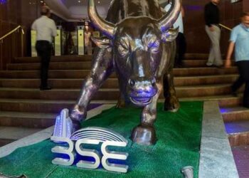 Sensex nosedives 1,024 points on rate hike fears; HDFC twins top drags