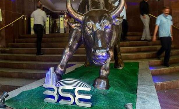 Sensex nosedives 1,024 points on rate hike fears; HDFC twins top drags