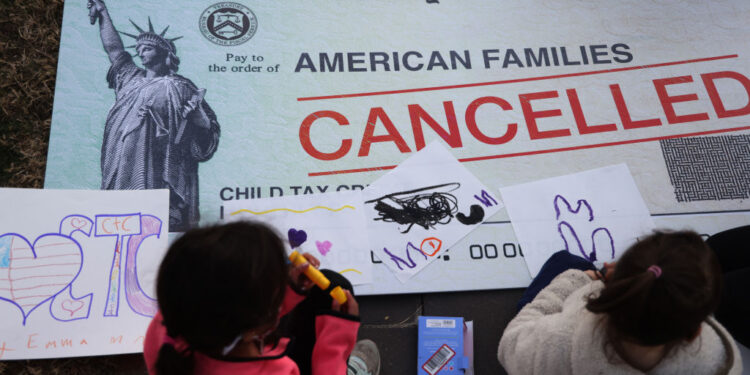 Guaranteed Income Doesn’t Just Help Low-Income Parents—It Also Improves Their Children’s Brain Development