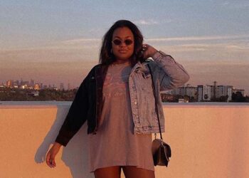 5 Jean Jacket Outfits That Are Cool in 2022