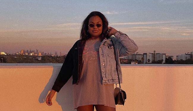 5 Jean Jacket Outfits That Are Cool in 2022