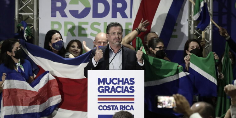 Elecciones en Costa Rica: una contienda reñida entre acusaciones de acoso sexual y corrupción