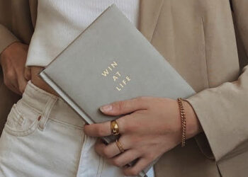 5 Manifestation Journal Prompts for Your Best Life Ever