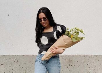 28 Tops to Wear With Jeans For an Easy Outfit
