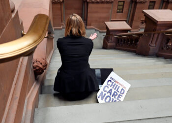 Working Mothers, Punished by Pandemic, Mostly Kept Working