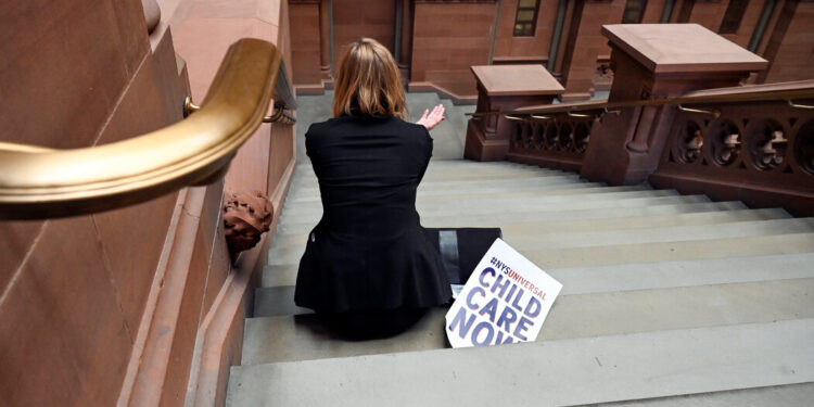 Working Mothers, Punished by Pandemic, Mostly Kept Working