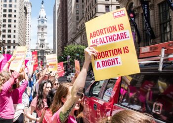 Thousands of Medical Professionals Urge Supreme Court To Uphold Roe: ‘Provide Patients With the Treatment They Need’