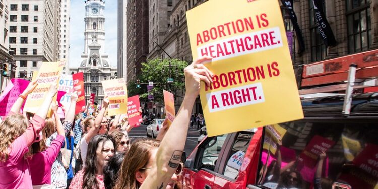 Thousands of Medical Professionals Urge Supreme Court To Uphold Roe: ‘Provide Patients With the Treatment They Need’