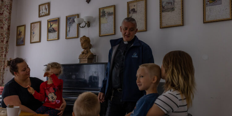 A Polish Priest’s War Against Abortion Focuses on Helping Single Mothers