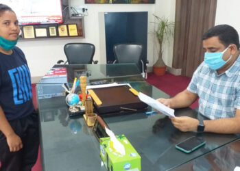 DC Bokaro meets international football player Saphira Hssa in his office.