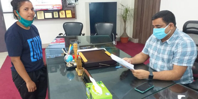 DC Bokaro meets international football player Saphira Hssa in his office.