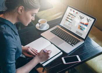 The Simplilearn Job Guarantee assures learners with a guaranteed job within six months of starting career services post-programme completion.