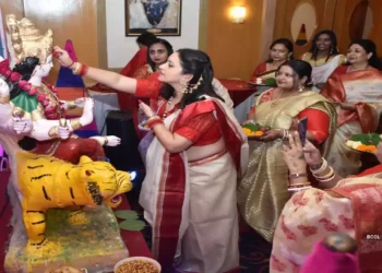 women celebrating Sindoor Khela in Jaipur