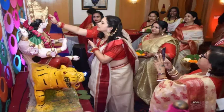 women celebrating Sindoor Khela in Jaipur