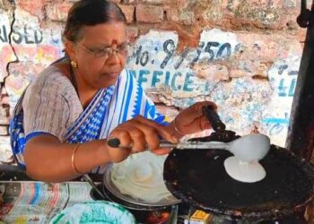 Sharda Chouragade, a single mother from Nagpur sold vegetables and worked as a domestic help before starting her stall in 2004.