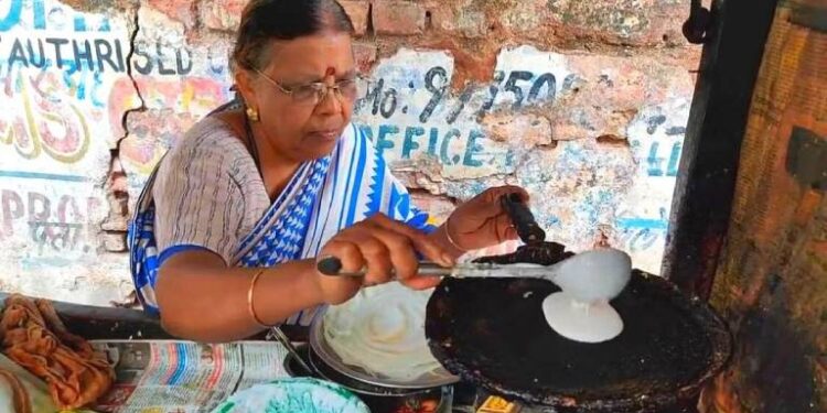 Sharda Chouragade, a single mother from Nagpur sold vegetables and worked as a domestic help before starting her stall in 2004.