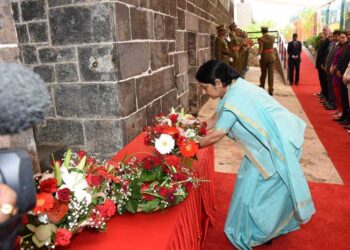 (External Affairs Minister laying wreath at Apravasi Ghat, Mauritius)