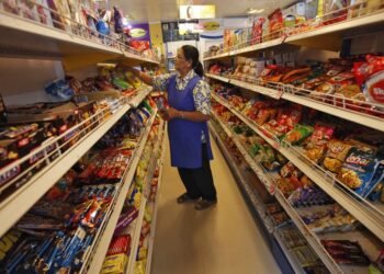 2 minute readSeptember 15, 20224:30 AM GMT+5:30Last Updated 2 months ago Women's participation in Indian workforce low due to gender discrimination -Oxfam Reuters A worker arranges food packets inside a retail store in Kolkata A worker arranges food packets inside a retail store in Kolkata .