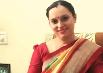 Amidst the constant taunts from relatives, spending hours on travelling to the classes and taking the numerous tests, staying up at night to study, and making sure her troubles did not disturb her mentally, IAS Komal Ganatra emerged as a fighter.