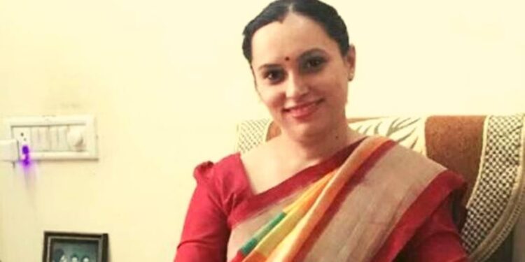 Amidst the constant taunts from relatives, spending hours on travelling to the classes and taking the numerous tests, staying up at night to study, and making sure her troubles did not disturb her mentally, IAS Komal Ganatra emerged as a fighter.