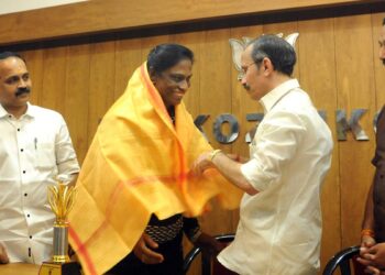 Bharatiya Janata Party State General Secretary M.T. Ramesh honouring P.T. Usha for being elected as the President of the Indian Olympic Association at a civic reception in Kozhikode.