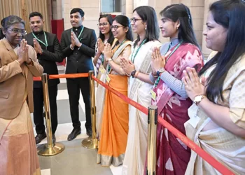President Droupadi Murmu meets with the Probationers of the Indian Statistical Service.