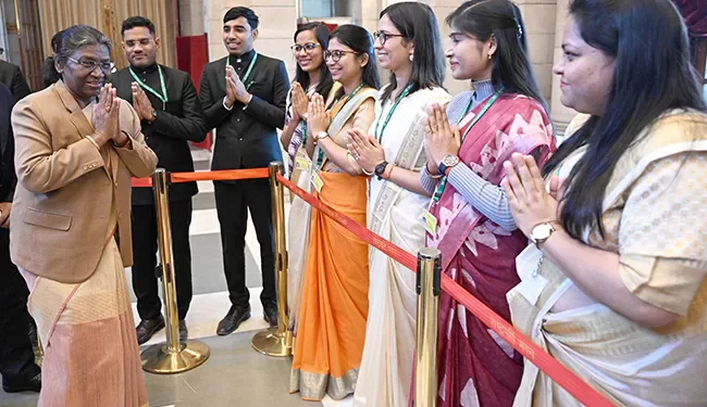 President Droupadi Murmu meets with the Probationers of the Indian Statistical Service.