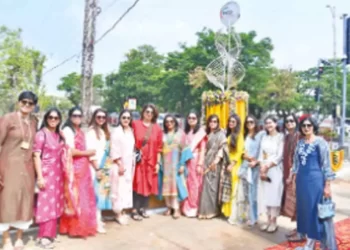 Mayor inaugurates flight, a sculptor celebrating women's power