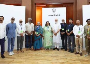 PM Modi at the NGMA met artists and complimented them for their creative work
