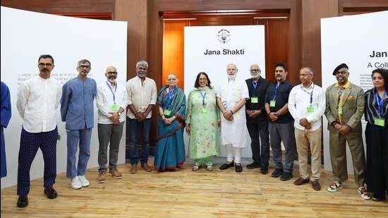 PM Modi at the NGMA met artists and complimented them for their creative work